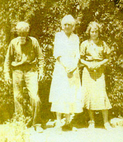 Jessie and Ellen Elliott with daughter Dora Flora